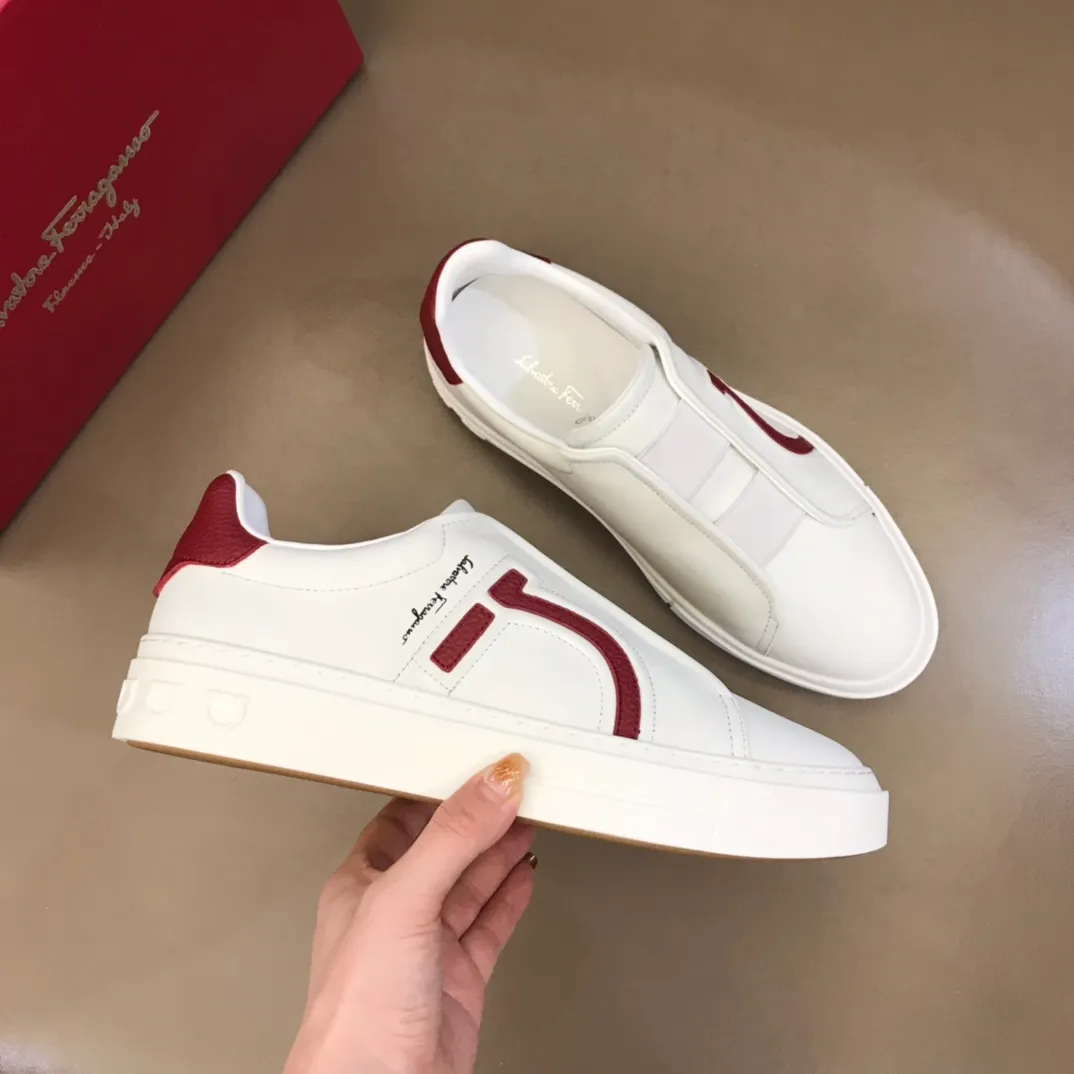 p400【Salvatore Ferraga**】New men's low-top casual shoes! Top-quality cow products, original lasts, made of imported cowhide, first-class texture, first-layer sheepskin lining! Original outsole! The details are exquisite and the style is versatile and upscale! Decorated with a three-dimensional Gancini logo, the back of the tongue and lace-up piping add a pop of color. The high-tech sole features a holographic pattern and Gancini details, making it ideal for a practical yet stylish everyday look. Code number 38-44 (45 can be customized)